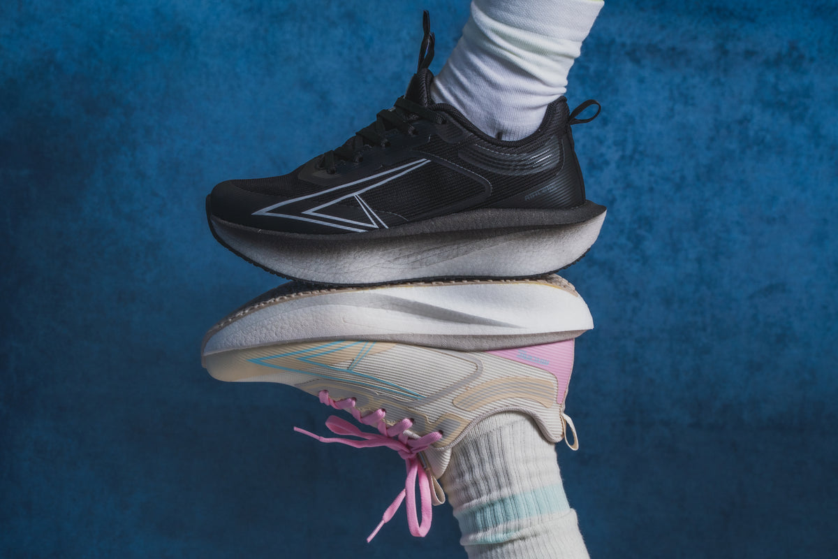 Tenis Athletic Keaton negro y Keaton beige rosa sobre fondo azul